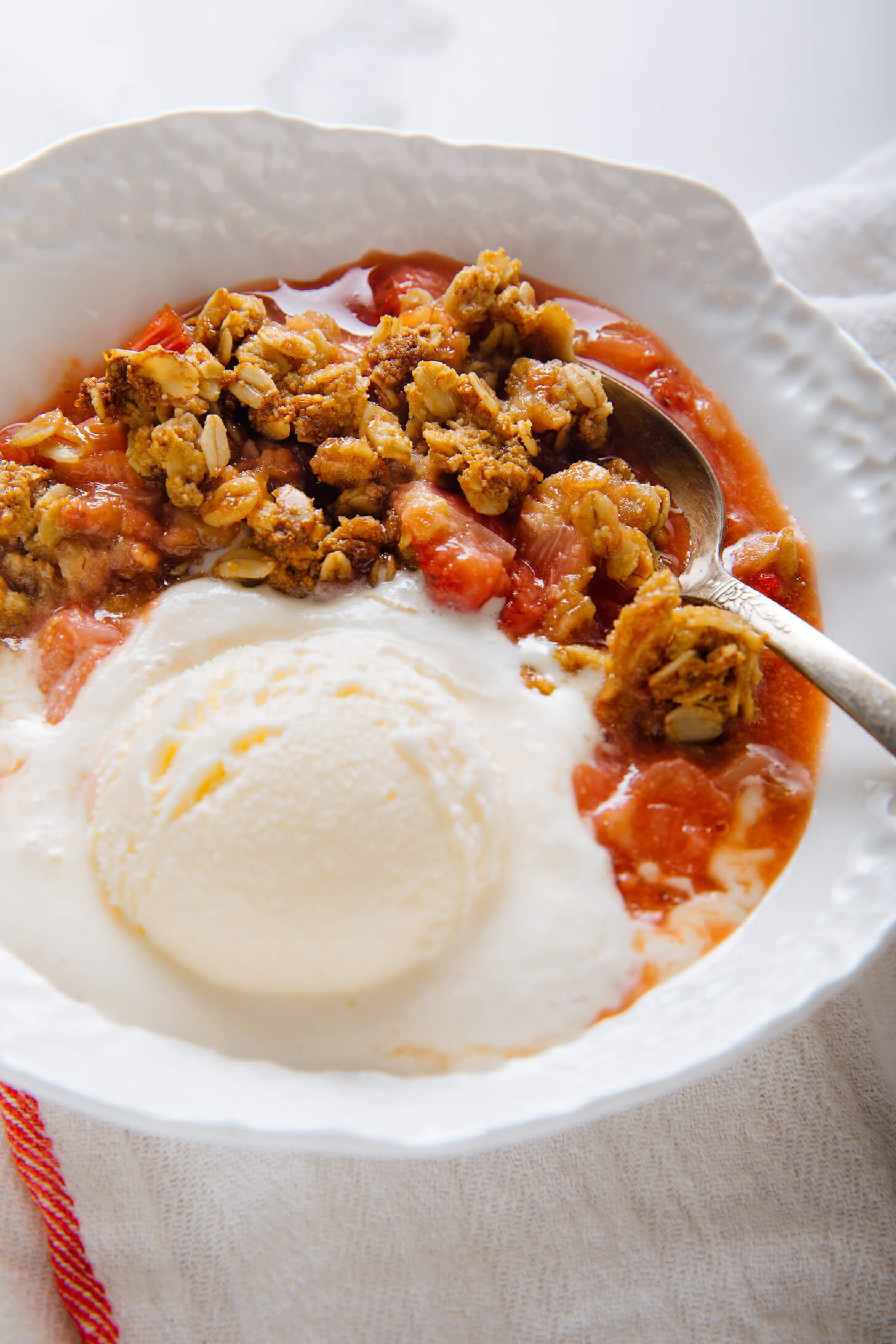 strawberry rhubarb crisp with ice cream